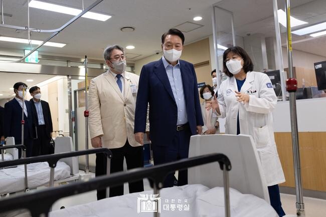 윤석열 대통령이 지난 9월 4일 저녁 8시 50분 쯤 의정부 성모병원 권역응급의료센터를 방문해 1시간 20분 가량 머물며 국민 건강을 위해 헌신하고 있는 의료진을 격려하고 현장의 의견을 청취했다. 
