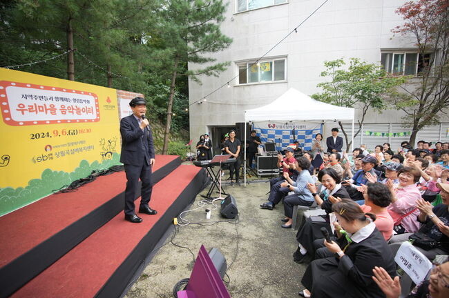 9월 6일 행사에서 이승로 성북구청장이 관객앞에서 추억의 고교시절 개그를 선보이고 있다.
