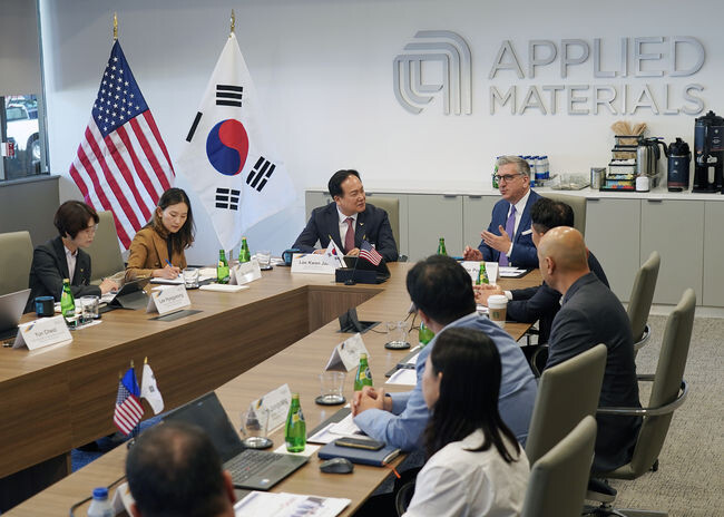 오산시 지리적 이점을 설명중인 이권재 오산시장