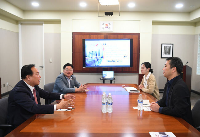 이권재 오산시장이 권오형 코트라 실리콘밸리 무역관장 등 관계자들에게 오산의 지리적 강점에 대해 홍보하고 있는 모습