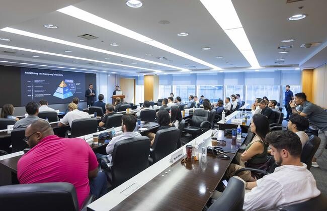 SK텔레콤은 지난 11일 미국 로스앤젤레스 캘리포니아대학(UCLA) eMBA(Executive MBA) 학생들과 교수진 40여 명이 SKT의 글로벌 AI 사업 혁신 전략에 대해 배우기 위해 SKT 사옥을 찾았다고 12일 밝혔다. UCLA eMBA 학생들이 에릭 데이비스 SKT AI 기술협력 담당의 발표를 경청하는 모습.&nbsp;