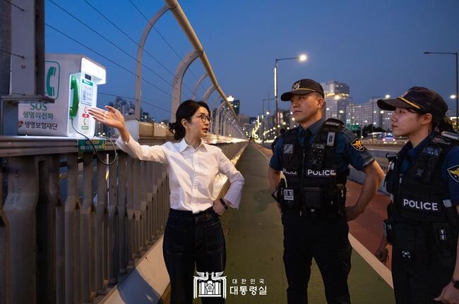 김건희 여사는 지난 9월 10일, '세계 자살 예방의 날'을 맞아 119특수구조단 뚝섬수난구조대, 한강경찰대 망원치안센터, 용강지구대를 방문해 생명 구조의 최일선에서 활동하는 근무자들을 격려했다.&nbsp;