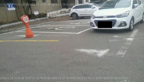 장애인전용주차구역의 앞이나 뒤, 좌우 옆면에 주차하는 행위