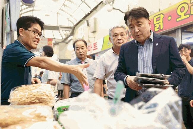 충북도, 추석 연휴 앞두고 청주 사창시장서 소통행보 계속