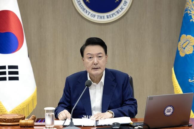 윤석열 대통령의 지지율이 취임 이후 최저치인 20%를 기록했다는 여론조사 결과가 13일 나왔다. 9월 10일 윤석열 대통령이 용산 대통령실에서 2024년도 제39회 국무회의를 주재하고 있다.&nbsp;