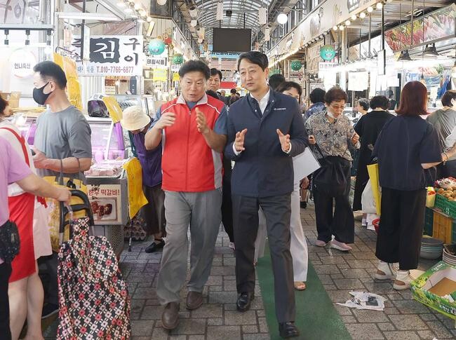 안덕근 산업통상자원부 장관은 2024. 9. 12(목) 14:20 서울 도봉구 방학동 도깨비시장을 방문하여, 추석 명절을 앞두고 서민 물가 및 에너지 안전 상황을 점검한 후 상인들을 만나 노고에 감사를 표하고, 온누리 상품권으로 시장에서 구입한 떡, 고기 등의 명절 물품은 인근 복지시설(라파엘의 집)에 전달했다. 