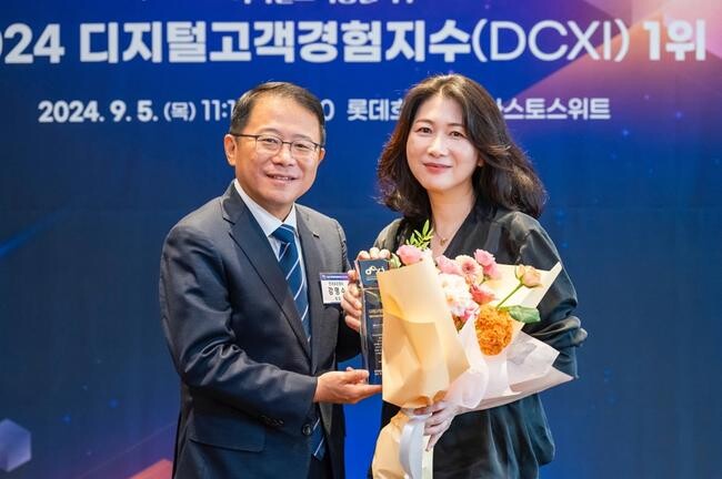 9월 5일 서울 소공동 롯데호텔에서 진행된 '디지털 고객 경험지수(DCXI)' 인증 수여식에서 한국표준협회 강명수 회장(왼쪽)과 삼성전자 이보나 상무(오른쪽)가 기념 촬영을 하고 있다.