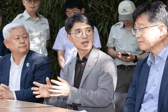 김완섭 환경부장관이 지난 8월 30일 안호영 국회 환경노동위원회 위원장, 황인홍 무주군수와 함께 전북 무주군 덕유산국립공원 인근 구천동 33경 탐방로 조성 신청 예정지역을 방문하여 현장을 점검했다.