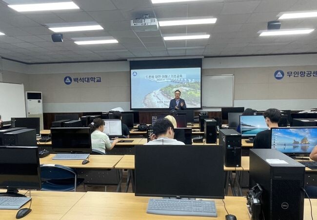 천안시학교밖청소년지원센터 학교 밖 청소년들이 드론파일럿 양성교육을 받고 있다.