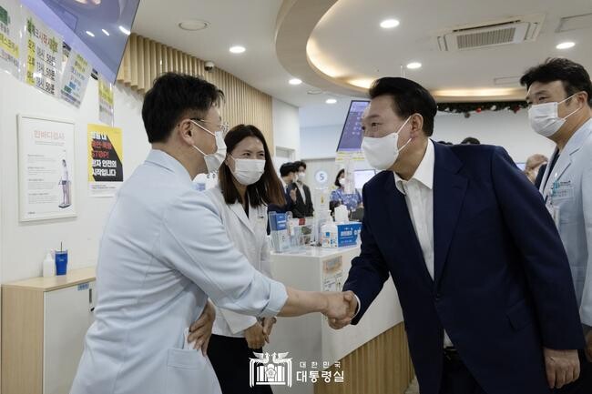 9월 18일 윤석열 대통령은 서울 성북구 우리아이들병원을 방문해 추석 연휴 기간 진료 유지에 차질이 없는지 현장을 살피고 묵묵히 의료현장을 지키는 의료진의 노고를 격려했다.&nbsp;