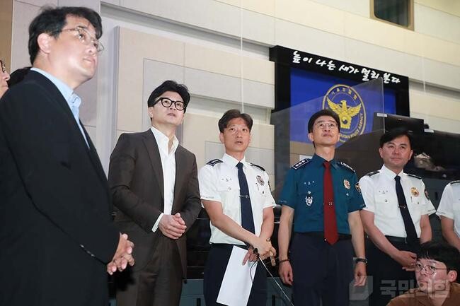 16일 오후 한동훈 당 대표와 주요당직자들은 추석 연휴 기간동안 근무를 하시는 공직자들을 격려하기 위하여 서울시 종로구에 위치한 서울지방경찰청을 방문했다. &nbsp;