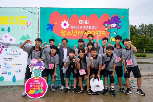<span contenteditable="true">박강수(왼쪽 세 번째) 서울 마포구청장이 제1회 ‘청소년 MAPO 랜드’ 축제에 참석해 학생과 함께 사진을 찍고 있다