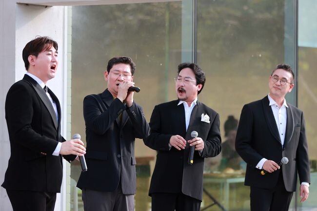 이상일 용인특례시장이 추석 연휴 마지막 날 한 음악회를 찾아 성악가들과 깜짝 공연을 선보였다.&nbsp;