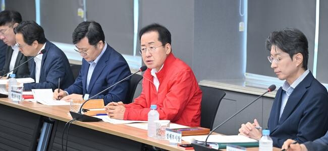 홍준표 대구시장 &quot;TK신공항 핵심 현안, 10월 말까지 해결하라&quot;