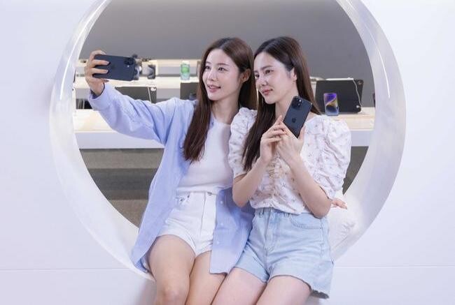 SKT, 홍대 명소 T팩토리서 iPhone 16 출시 기념행사 개최