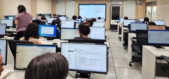 정보화 교육을 받고 있는 어르신 