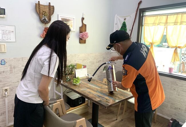 예방과장이 노유자시설에 방문하여 K급 소화기 사용방법 교육 및 배포 중&nbsp;