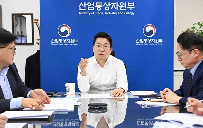 박성택 산업통상자원부 1차관이 2024. 9. 24(화) 09:30 정부서울청사 집무실에서 산업부 소속 수출품목 담당관 및 관계자 등이 온&middot;오프라인으로 참석한 가운데 열린 '수출동향 점검회의'를 주재하고 있다.&nbsp;