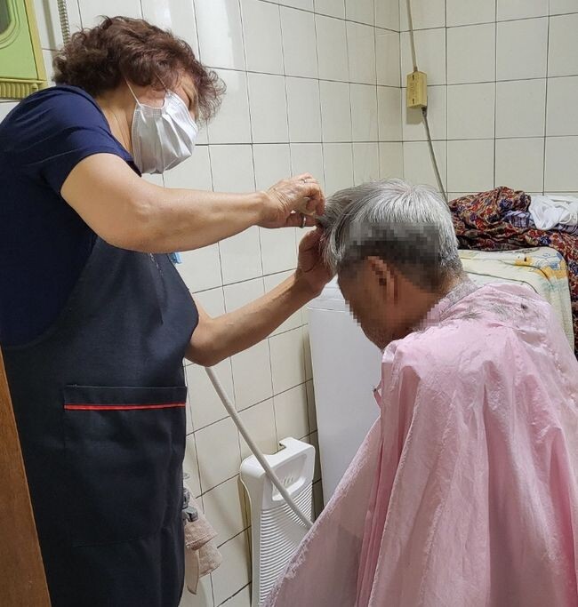 돌봄SOS 사업으로 일시 재가 서비스를 제공하고 있는 모습