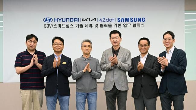 현대자동차&middot;기아는 삼성전자와 25일(수) 삼성전자 서울R&amp;D캠퍼스(서울 서초구 소재)에서 현대자동차∙기아 AVP본부 송창현 사장, 삼성전자 DX부문 최고기술책임자(CTO) 겸 삼성리서치장 전경훈 사장 등이 참석한 가운데 &lsquo;현대자동차그룹-삼성전자 기술 제휴 및 상호 협력을 위한 업무협약&rsquo;을 체결했다.