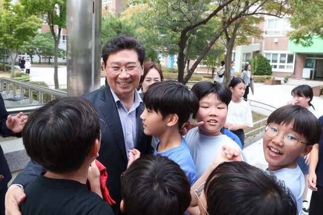 이상일 용인특례시장이 고림초를 찾아 학생들의 인사에 화답하고 있다.