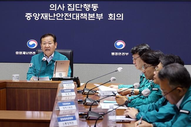 이상민 행정안전부 장관이 27일 오전 서울 세종대로 정부서울청사에서 열린 의사 집단행동 중앙재난안전대책본부 회의에서 모두 발언을 하고 있다.&nbsp;