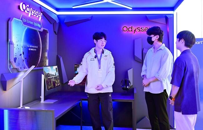 26일 삼성스토어 홍대에 방문한 제우스 선수가 일일 삼성스토어 전문 매니저가 되어 소비자에게 직접 ‘오디세이 OLED’를 소개하고 있다. 