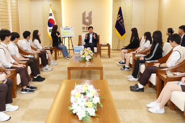 조용익 부천시장이 경기예고 학생들에게 문화창의 도시 부천의 미래에 대해 이야기하고 있다.