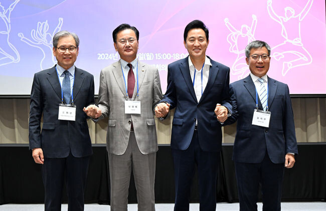 오세훈 서울시장(왼쪽에서 세 번째)이 30일(월) 열린 서울시청에서 열린 '외국인 정책 혁신 토론회'에서 유상범 국회의원(왼쪽에서 두 번째), 문휘창 서울과학종합대학원 총장(왼쪽에서 첫 번째), 김석우 법무부 차관(왼쪽에서 네 번째)과 기념사진을 촬영하고 있다.