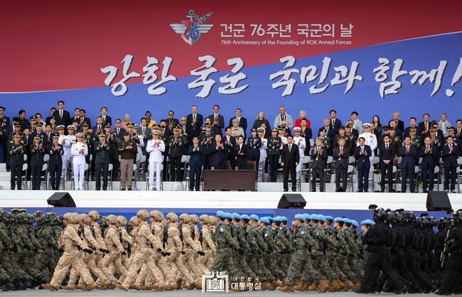 윤석열 대통령은 10월 1일 서울공항에서 열린 건군 76주년 국군의 날 기념식을 주재했다.