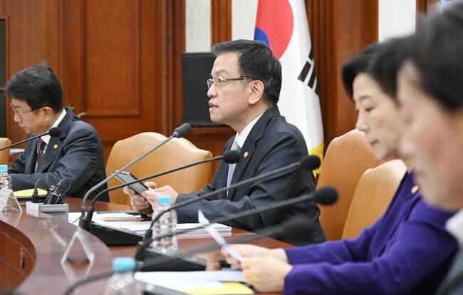 최상목 부총리 겸 기획재정부 장관이 10월 2일 오전 서울 종로구 정부서울청사에서 열린 '경제관계장관회의 겸 제1차 투자활성화장관회의'를 주재, 모두발언을 하고 있다.&nbsp;