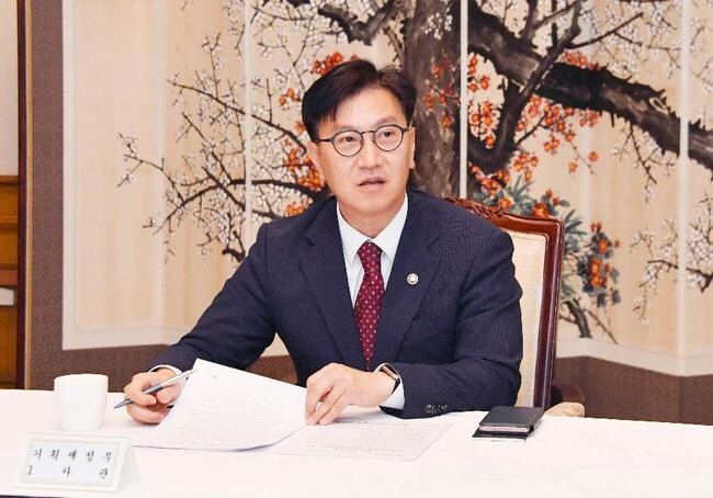 김범석 기획재정부 차관이 10월 2일 오전 서울 종로구 정부서울청사에서 열린 '중동 사태 관련 관계기관 점검회의'를 주재, 모두발언을 하고 있다. 