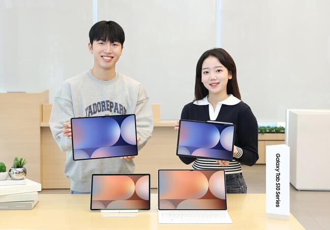 삼성전자 모델들이 삼성스토어 서초에서 ‘갤럭시 탭 S10 시리즈’를 소개하고 있다. 