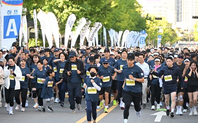 오세훈 서울시장이 3일(목) 오전 여의도공원에서 열린 2024 국제국민마라톤 참가자들과 3.6km 코스를 출발하고 있다.