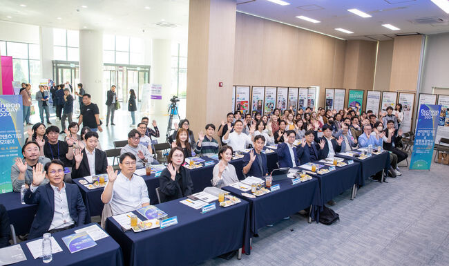 &lsquo;2024 부천 콘텐츠기업 데모데이&rsquo;에 참여한 투자사와 기업&middot; 유관기관 관계자들이 단체사진을 촬영하고 있다
