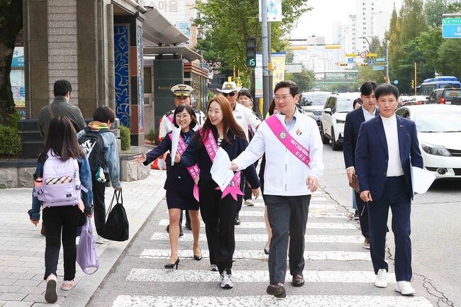 이상일 용인특례시장이 7일 기흥구 동백동 동막초 통학로를 점검하면서 지나가는 학생들과 인사를 나누고 있다 .