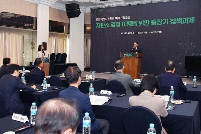 김범석 기획재정부 차관이 10월 7일 오전 서울 중구 한국프레스센터에서 열린 '제2차 미래전략포럼'에 참석, 인사말을 하고 있다. 