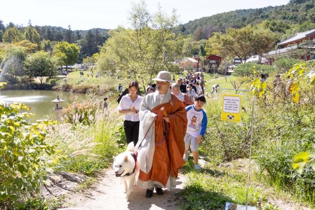<span contenteditable="true">&lsquo;반려견과 함께하는 선명상 축제&rsquo; 참가자들이 제25교구 봉선사교구장 호산 스님과 함께하는 &lsquo;반려견과 함께하는 마음챙김 걷기명상&rsquo; 프로그램에 참여하고 있다
