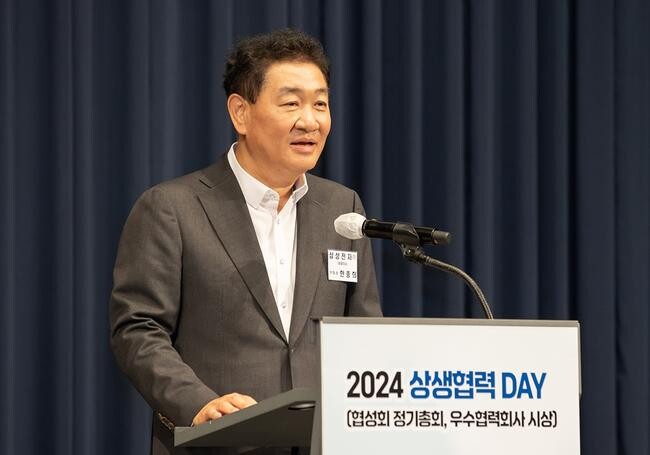 올해 3월 28일 수원 라마다 호텔에서 삼성전자가 협성회 회원들과 함께 개최한 '2024년 상생협력데이'에서 인사말을 하고 있는 삼성전자 대표이사 한종희 부회장