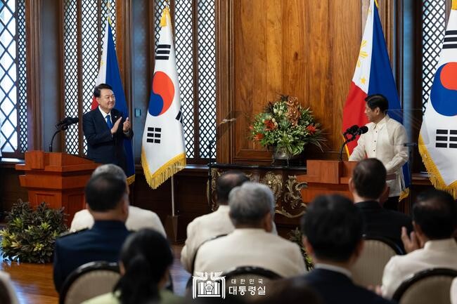 윤석열 대통령이 10월 7일 페르디난드 로무알데즈 마르코스 주니어 필리핀 대통령과 한-필리핀 공동언론발표를 하고 있다.&nbsp;