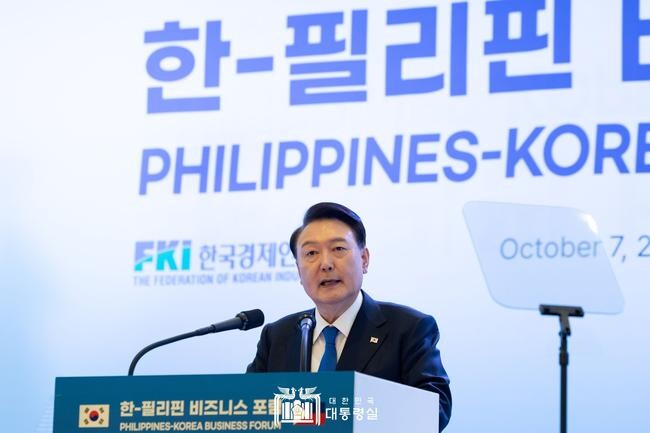 윤석열 대통령이 7일 필리핀 마닐라 한 호텔에서 열린 한-필리핀 비즈니스포럼에서 축사를 하고 있다.