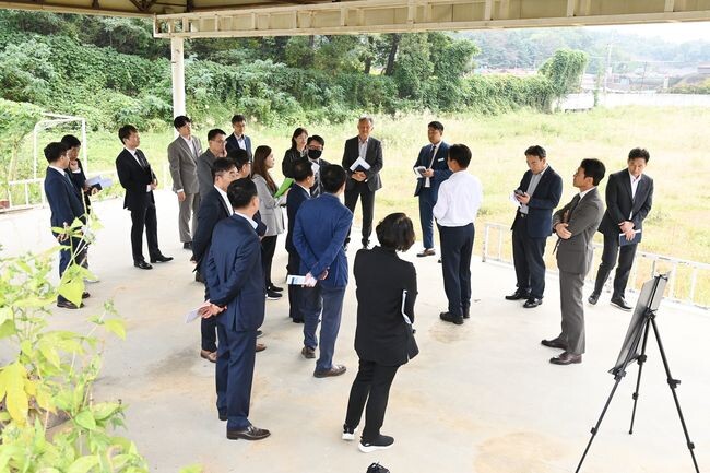 조용익 부천시장이 작동 군부대 이전부지 현장에 방문해 시설현황과 추진 경위에 대한 브리핑을 듣고 있다.