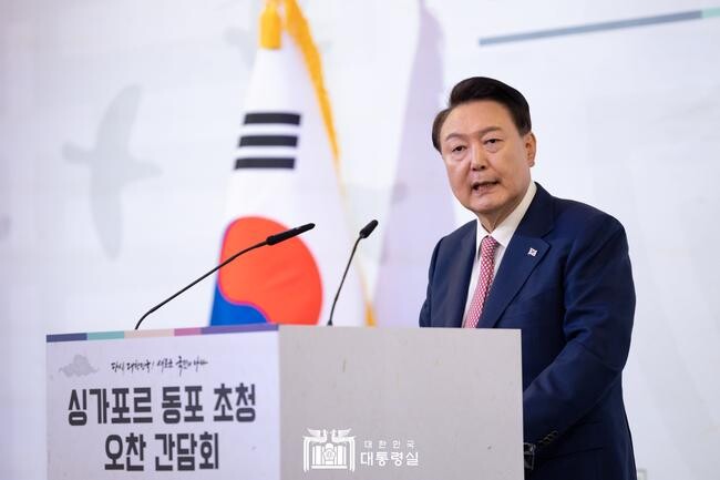 싱가포르를 국빈 방문 중인 윤석열 대통령이 10월 9일 싱가포르 시내 호텔에서 현지 동포 약 160명을 초청한 간담회에서 격려사를 하고 있다.&nbsp;