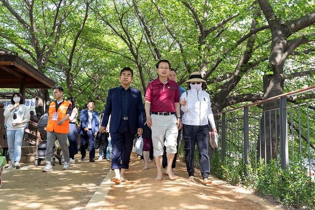 지난 4월에 진행한 &lsquo;봄꽃 황톳길 축제&rsquo;의 최호권 영등포구청장(오른쪽에서 두 번째)