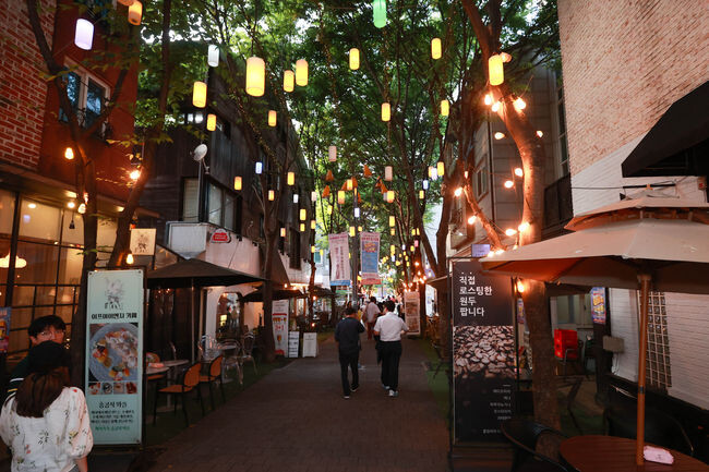 용인특례시 골목형상점가 1호로 지정된 기흥구 보정동 보카상점가 (보정동 카페거리) 전경