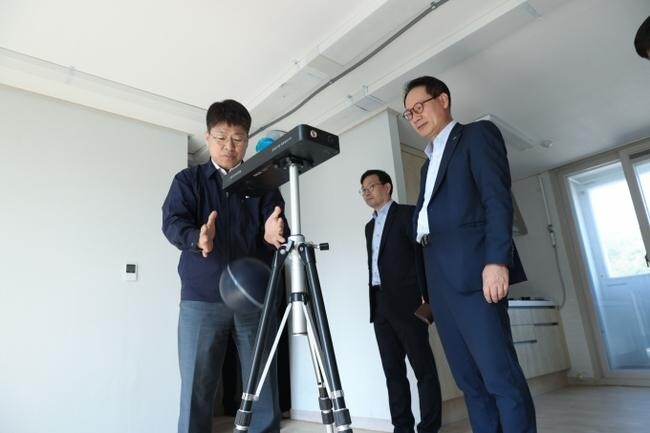 국토교통부는 11일 오후 주택성능연구개발센터(HERI)를 방문하여 한국토지주택공사(이하 LH) 등 관계자들로부터 층간소음 1등급 기술개발 추진현황을 보고받고, 바닥충격음 실증 테스트 현장을 점검했다.
