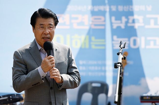 서강석 송파구청장이 송파구 정신건강의 날 기념행사에서 인사말을 하고 있다.