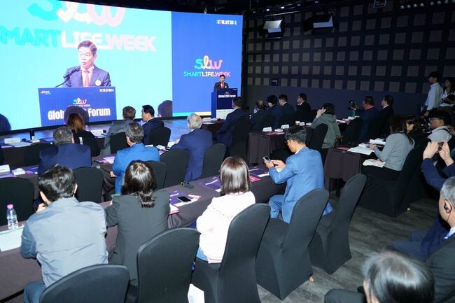 11일 서울스마트라이프위크(SLW) &lsquo;글로벌 CDO 포럼&rsquo;에 참석해 축사하는 이필형 동대문구청장