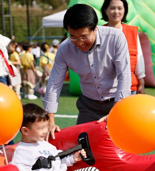 서강석 송파구청장이 '2024 송파 어린이집 대잔치'에서 어린이들과 즐거운 시간을 보내고 있다.&nbsp;