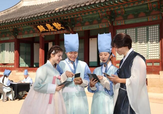 삼성전자가 창경궁에서 국내외 관광객들을 대상으로 ‘갤럭시 AI’의 다양한 기능을 전통문화와 연계해 체험해 보는 이색 프로그램을 진행했다. 